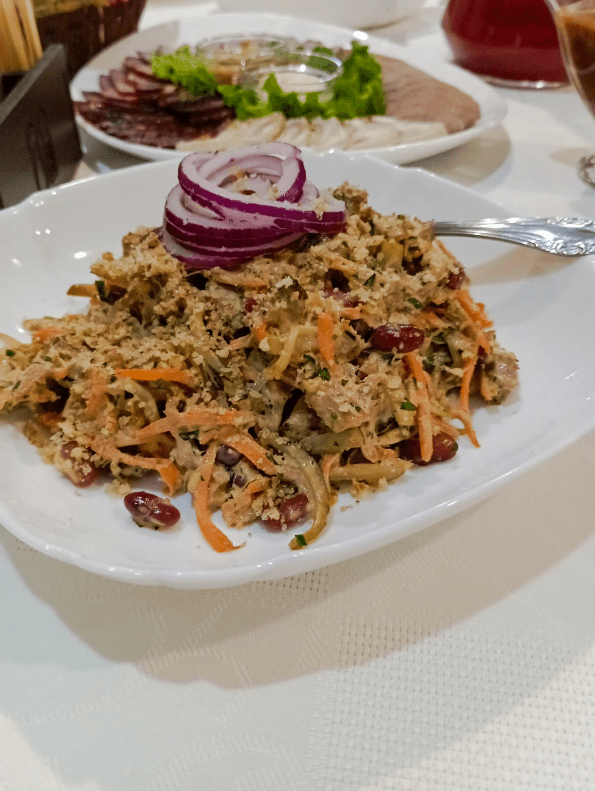 Салат с мясом, фасолью, овощами и красным луком