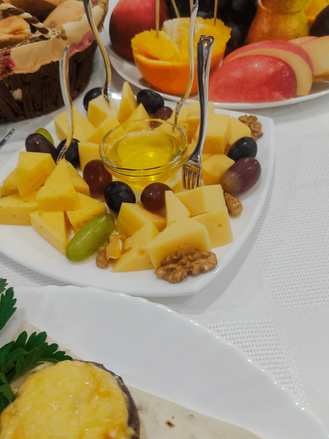 Сырное ассорти с виноградом, орехами и мёдом
