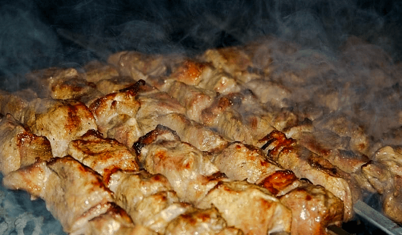 Шашлык на мангале с дымом от углей