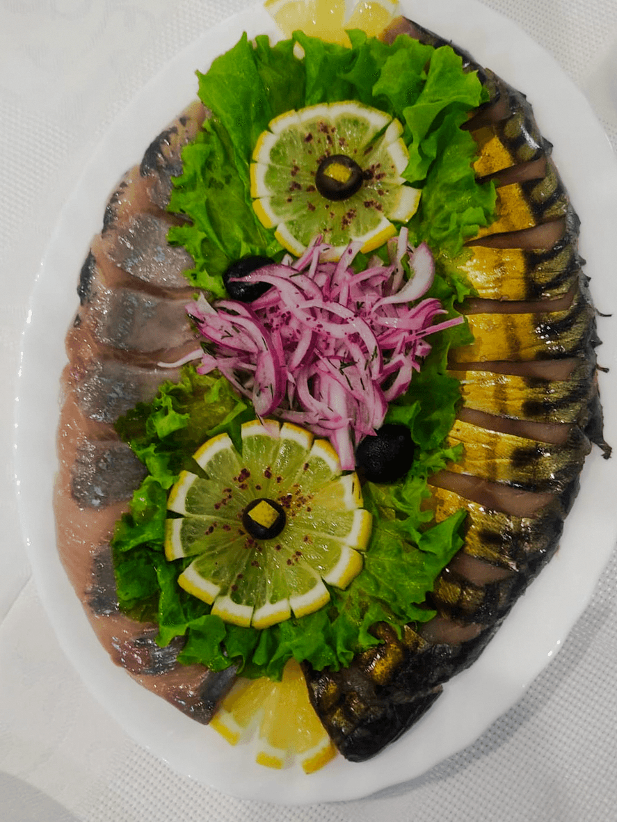 Рыбное ассорти с лимоном, зеленью и маринованным луком