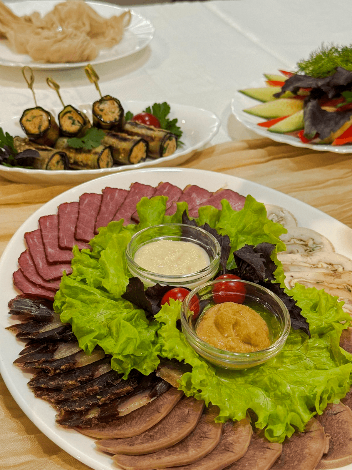Мясное ассорти с зеленью и двумя соусами