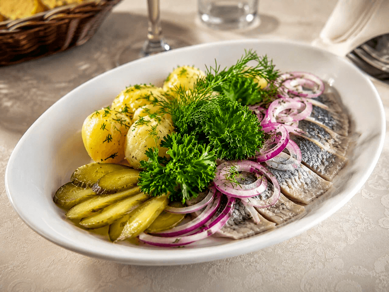 Рыбная нарезка с картофелем, зеленью и соленьями